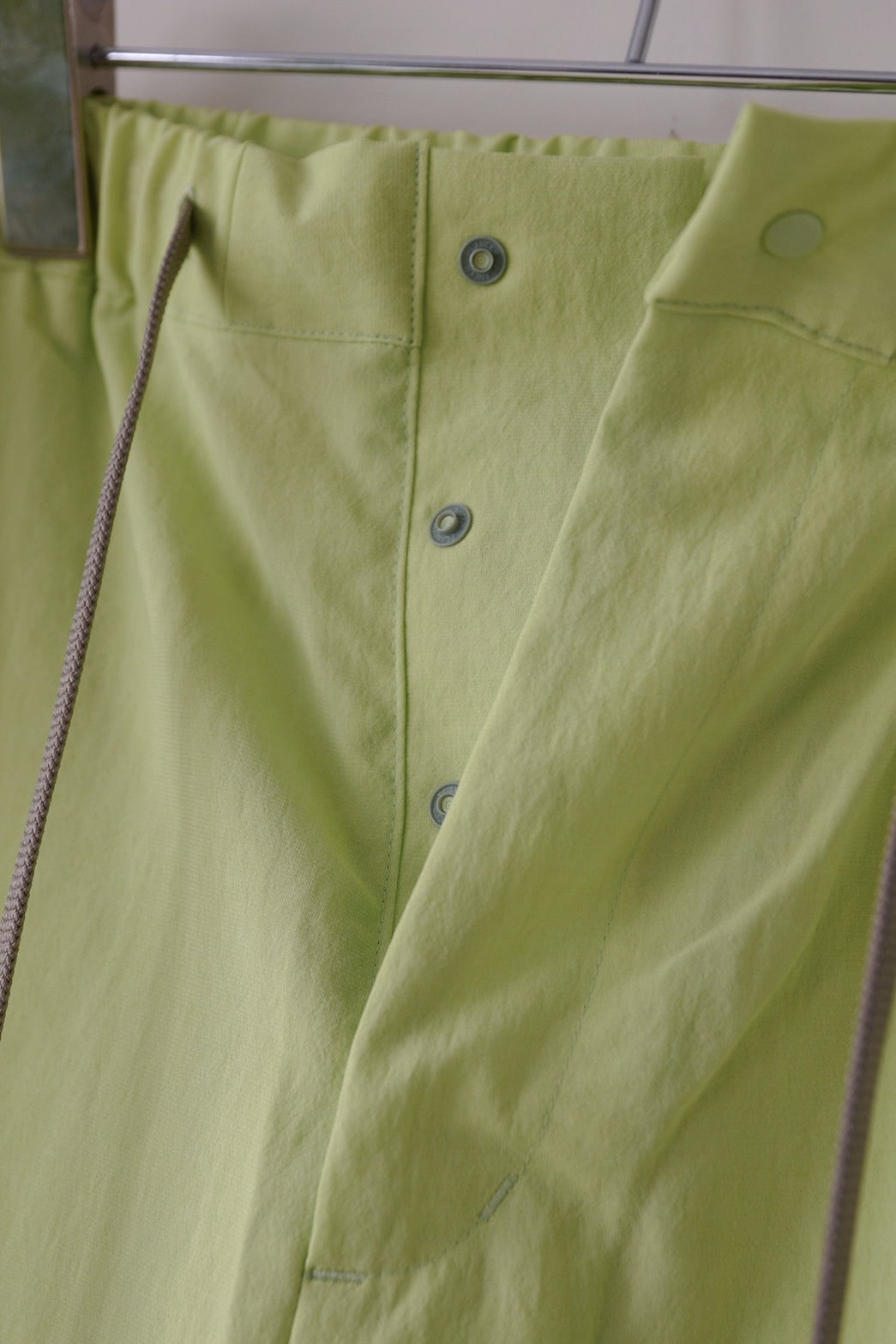Tuck tapered pants
