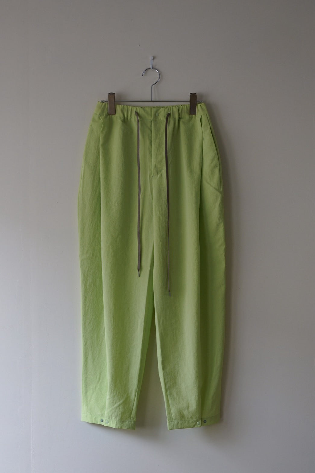 Tuck tapered pants