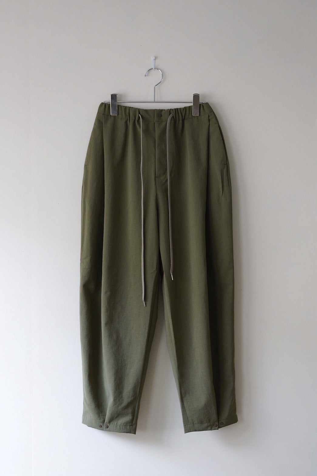 Tuck tapered pants